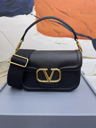 va*t*no GARAVANI ALLTIME GRAINY CALFSKIN SHOULDER BAG BLACK 23.5x18X8cm