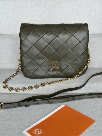 L0ew* Puffer Goya in pleated shiny nappa lambskin 23x17x9cm