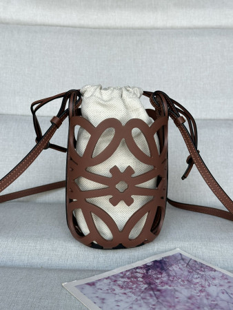 L0ew* Anagram cut-out pocket in classic calfskin and canvas 20x11x8cm