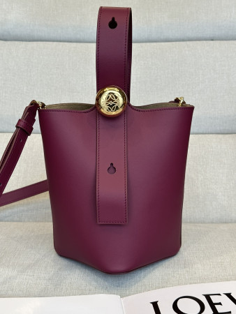 L0ew* Mini Pebble bucket in mellow calfskin 19.5x16x16cm