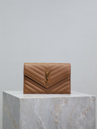 Y*L Cassandra WOC envelope chain wallet in grained poudre leather 19 x 12.5 x 3.5 cm