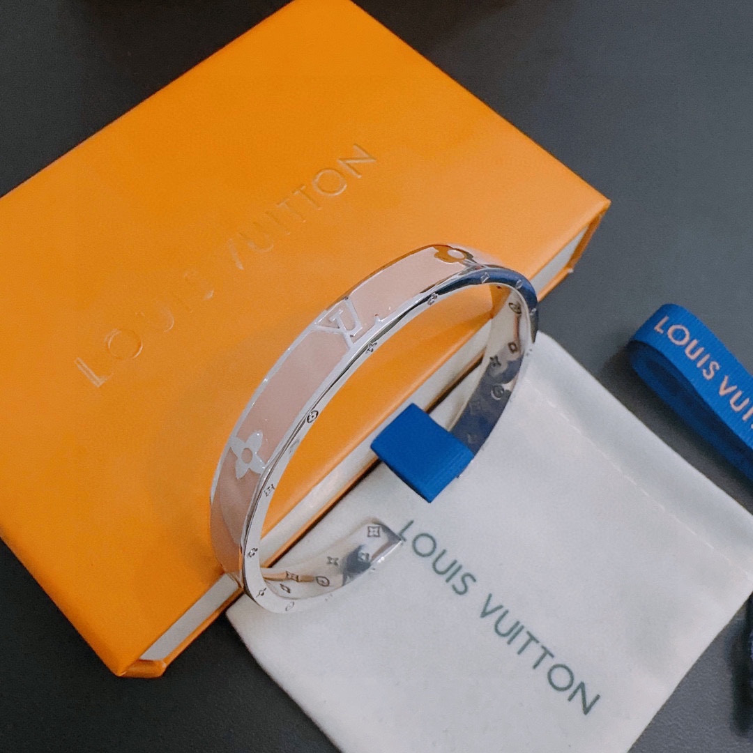 L0*is V*t0n Bracelet