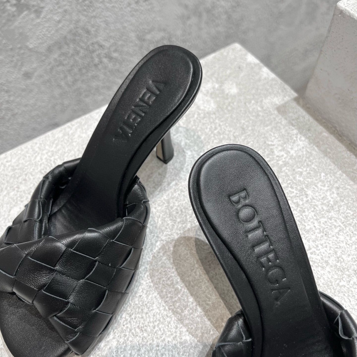 UA Bo*te*ga Ve*ne*ta Blink Slides