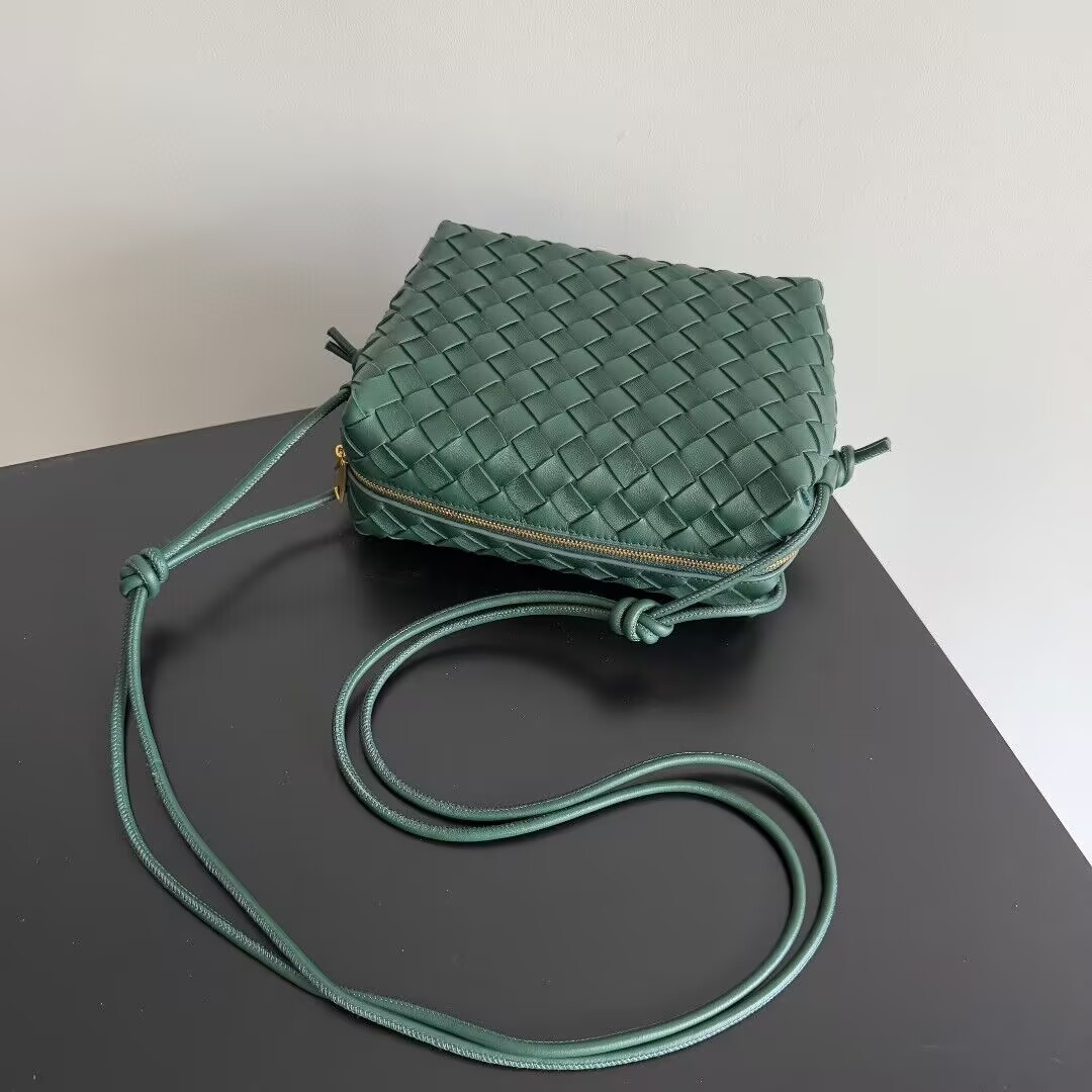 Bo*te*ga Ve*ne*ta Medium Loop Cross-Body Bag 22x15x8cm