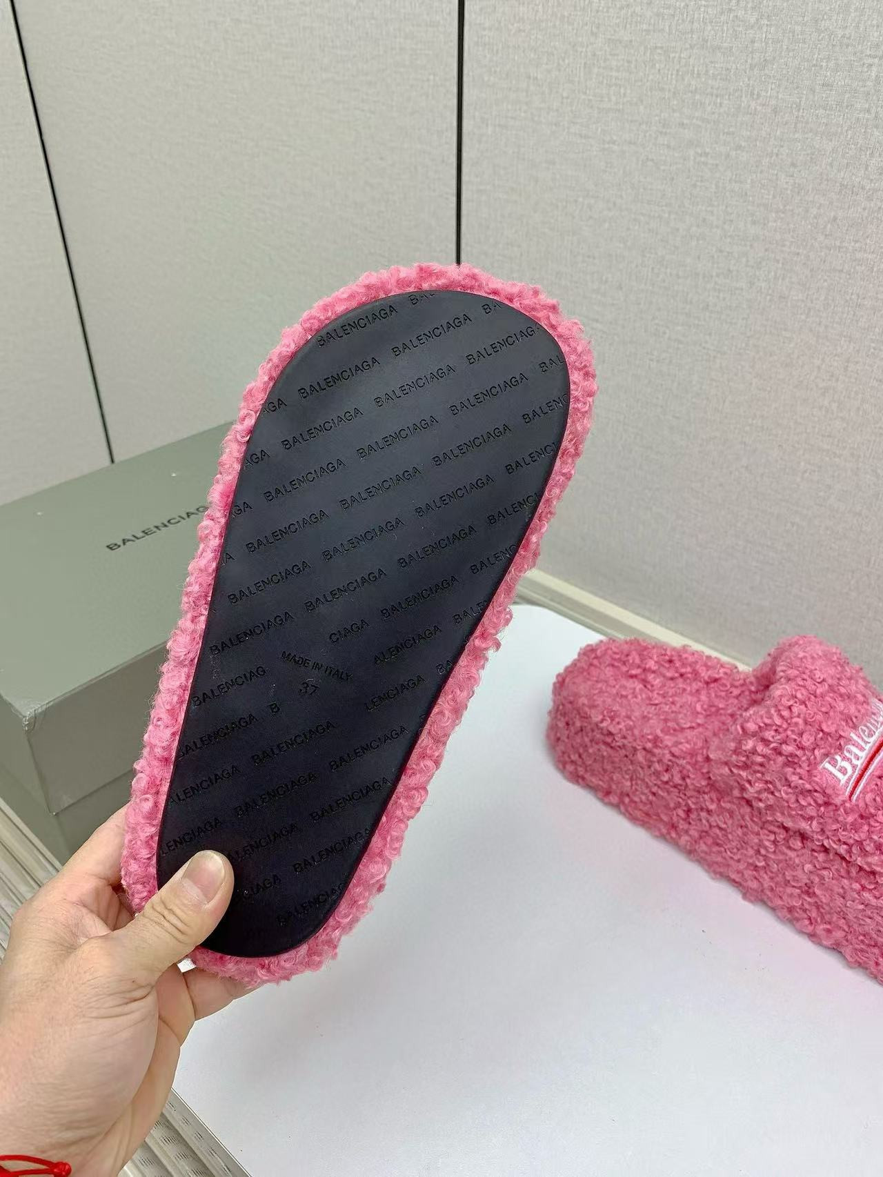 UA Ba*len*cia*ga SLIDE