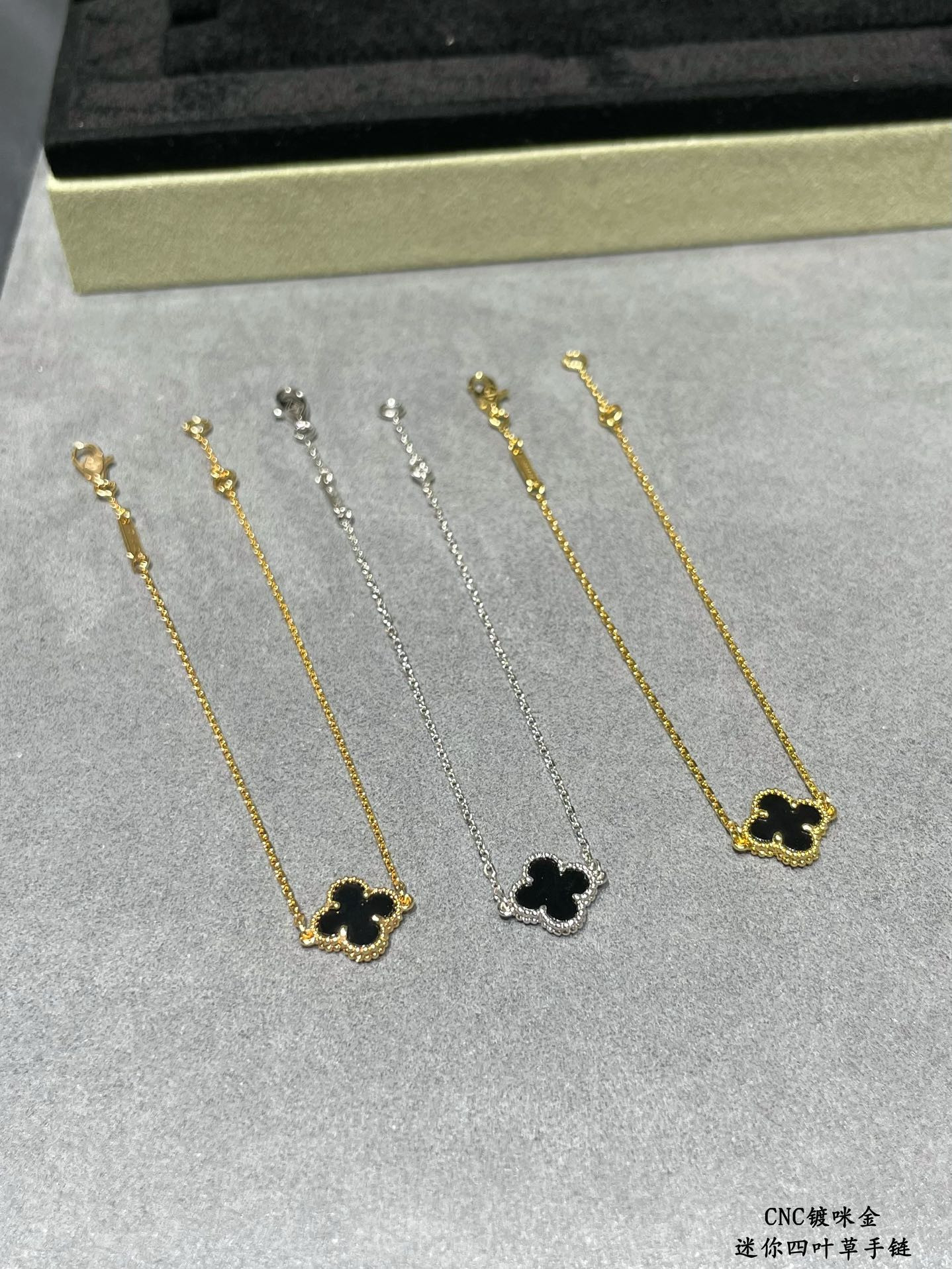 V*N CL*F & Arpels Mini High-grade Black Onyx Clover Bracelet