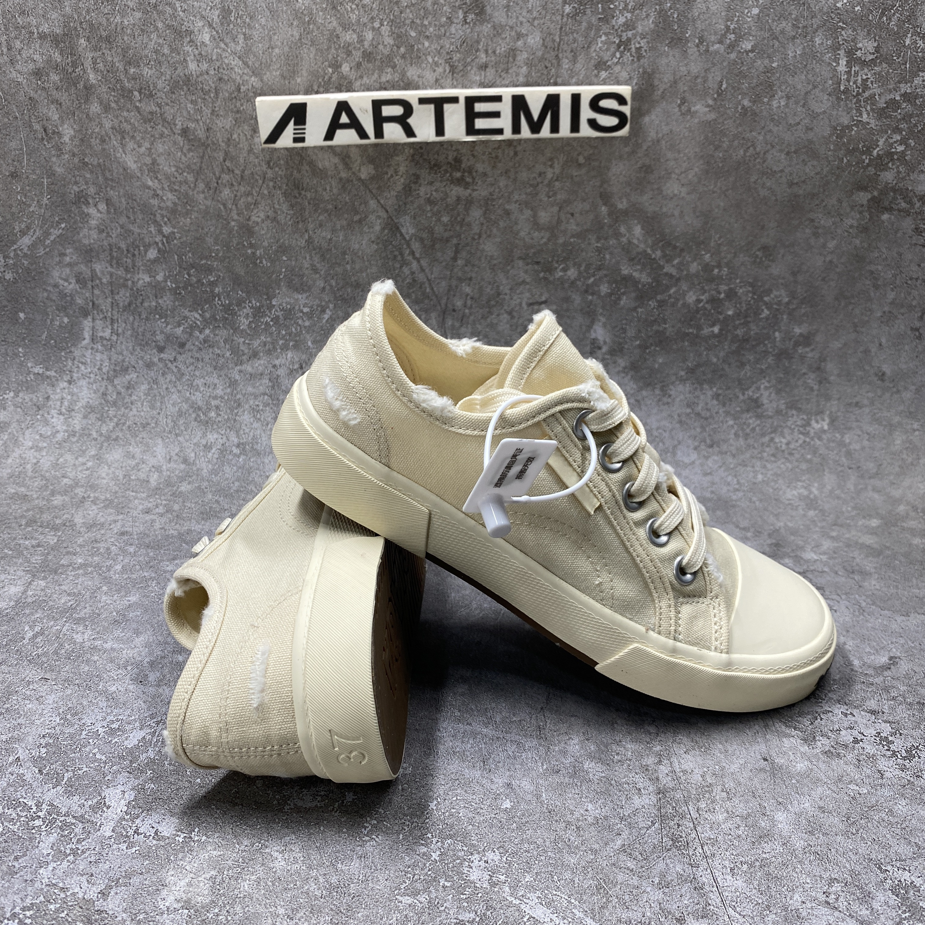 PARIS LOW TOP SNEAKER IN WHITE