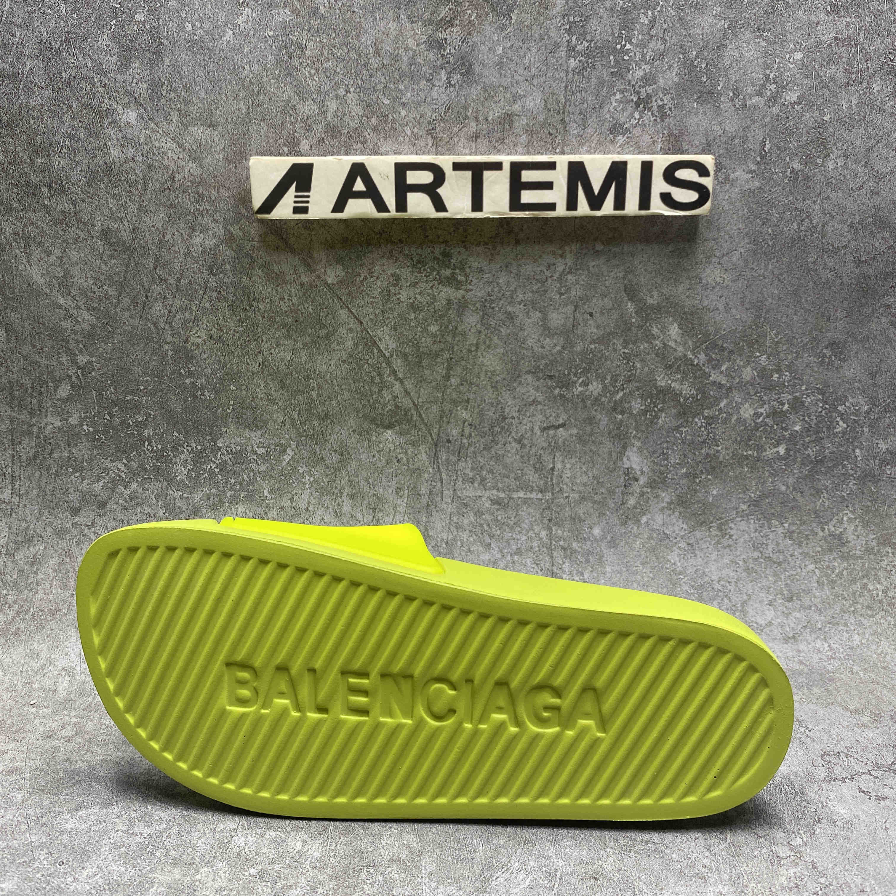 Ba*len*cia*ga Pool Slide Lime