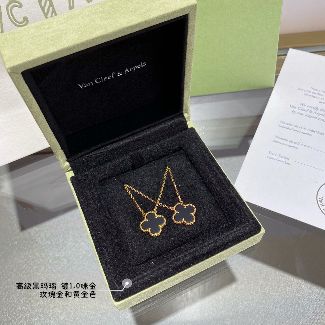 V*N CL*F & Arpels Medium Classic Four Leaf Clover Necklace Diameter approx 1.5cm,Chain length approx 40+5cm