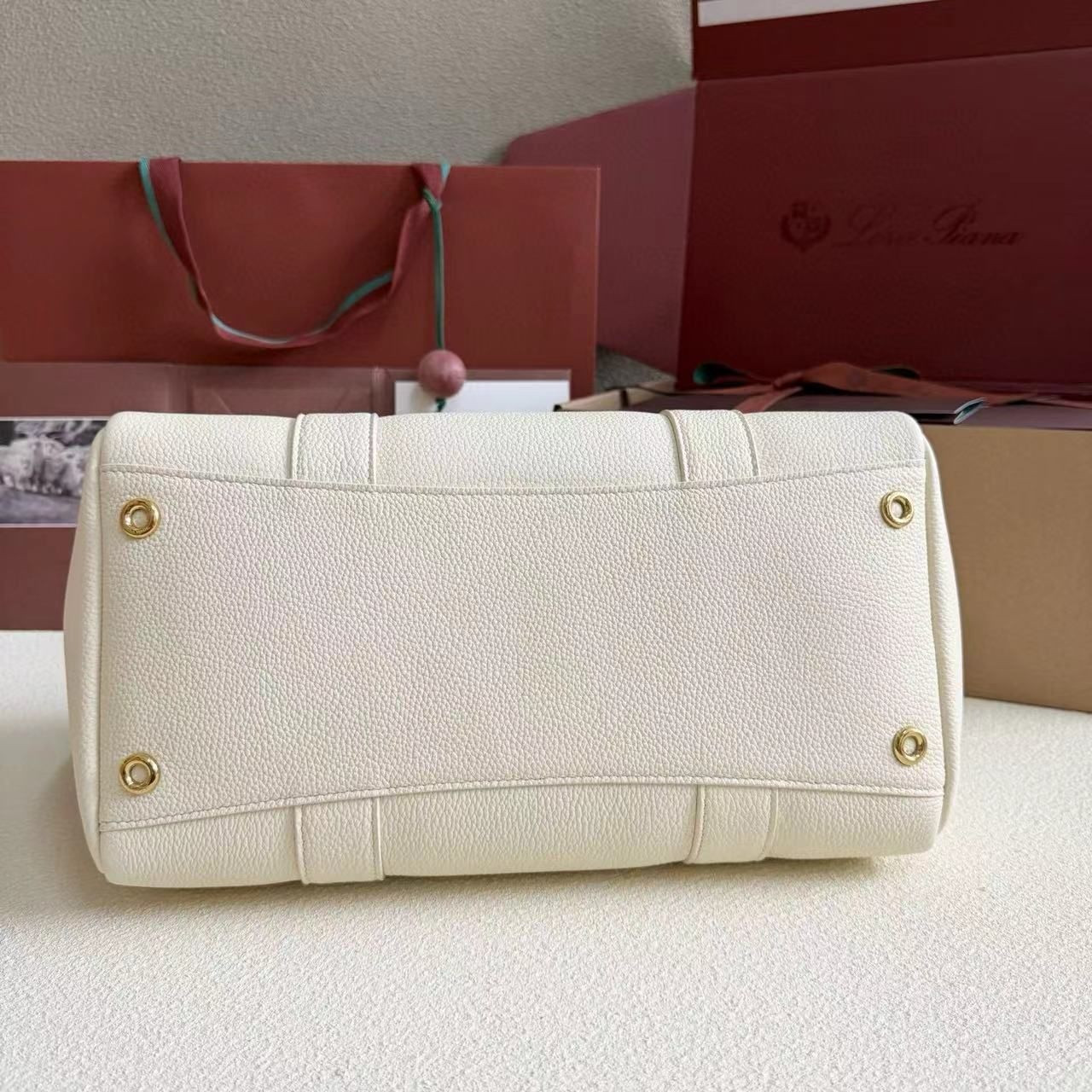 L**o p*ana Loom Bag L32 Grained Calfskin 33 x 23 x 18 cm