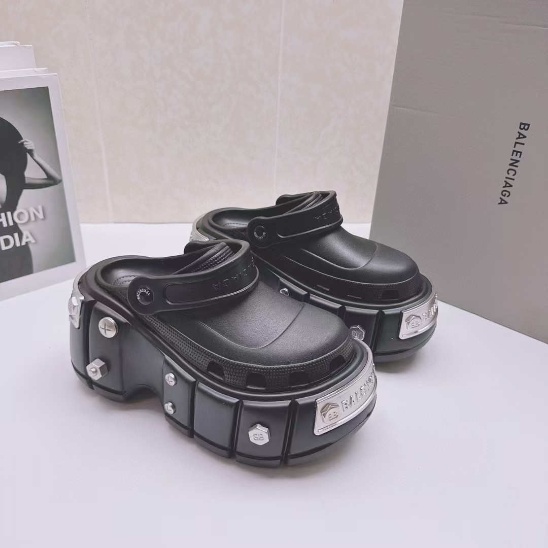 UA Ba*len*cia*ga Slide