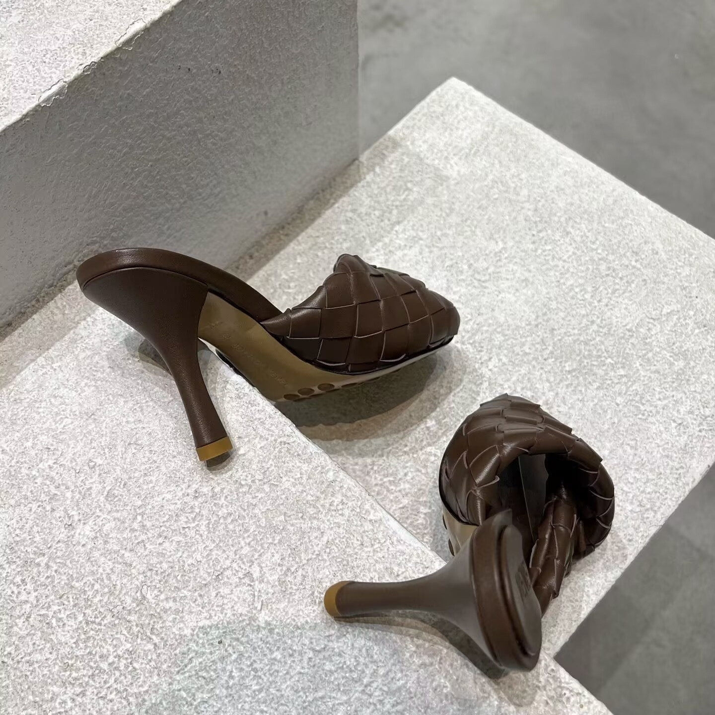 UA Bo*te*ga Ve*ne*ta Blink Slides