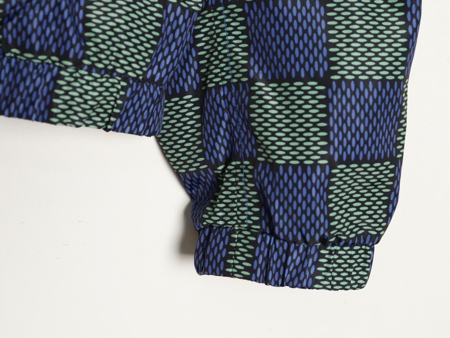 L0*is V*t0n 25ss Reversible Jacket