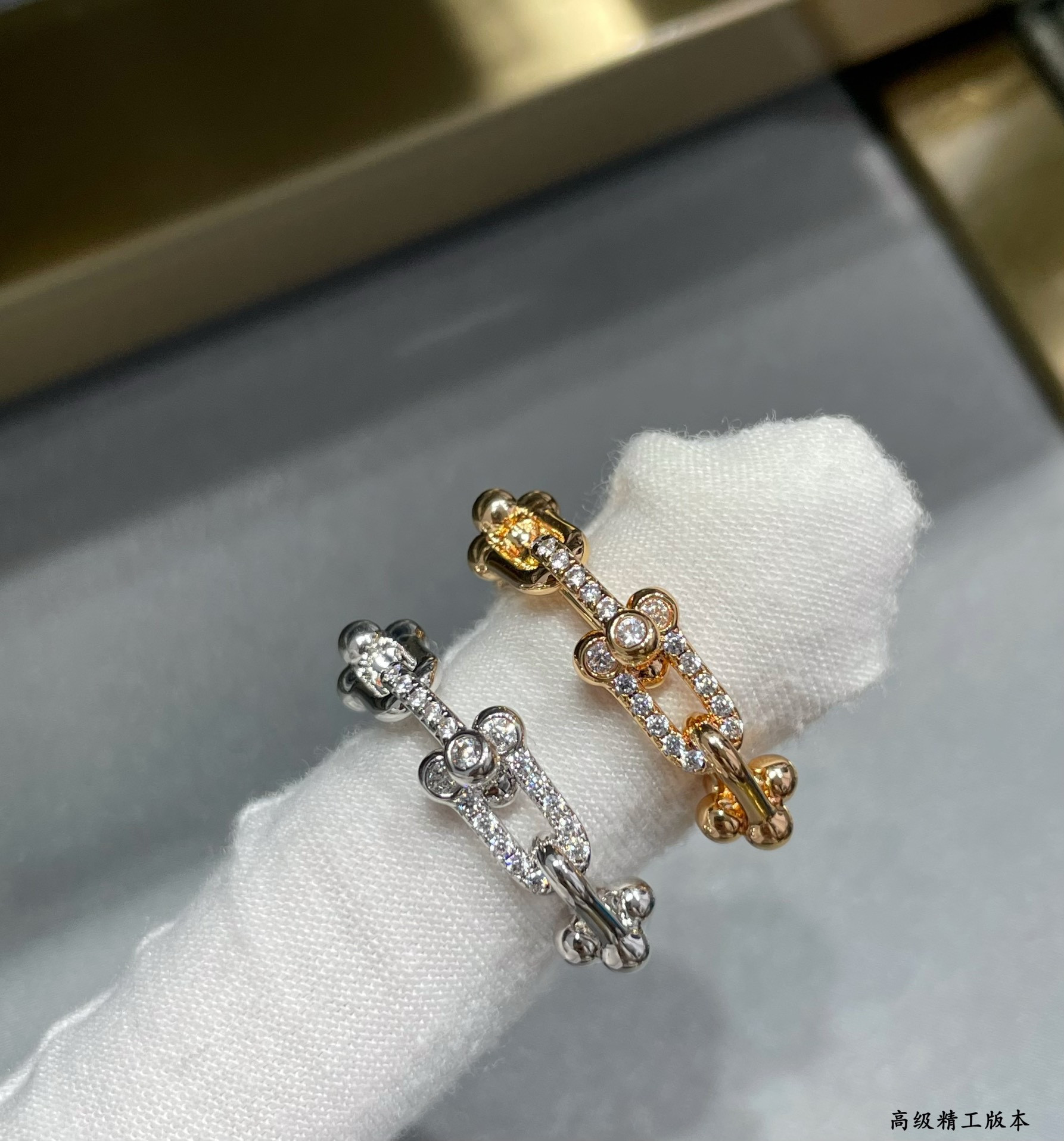 t*f*ny & co. u-link chain with Di*m*nd ring