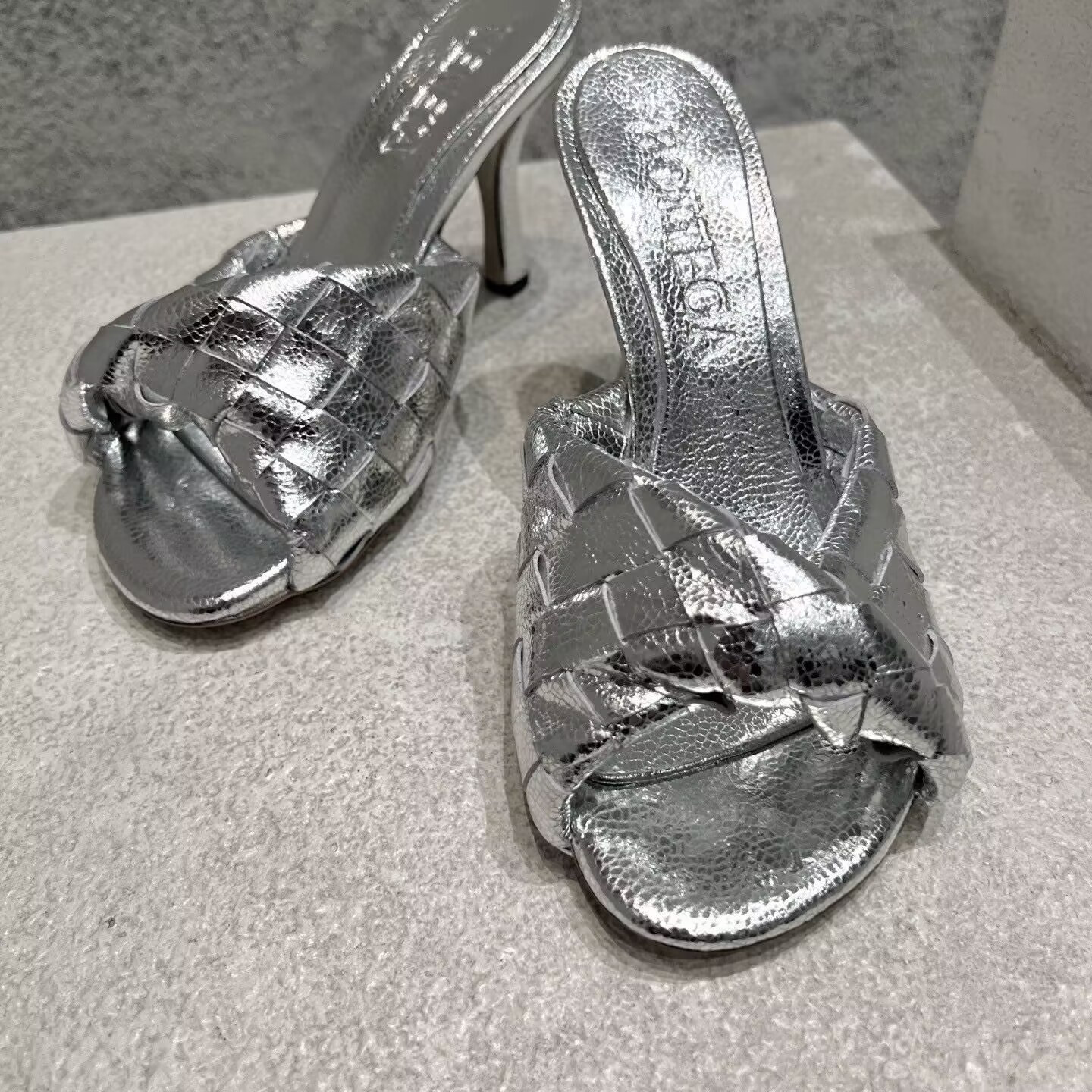 UA Bo*te*ga Ve*ne*ta Blink Slides