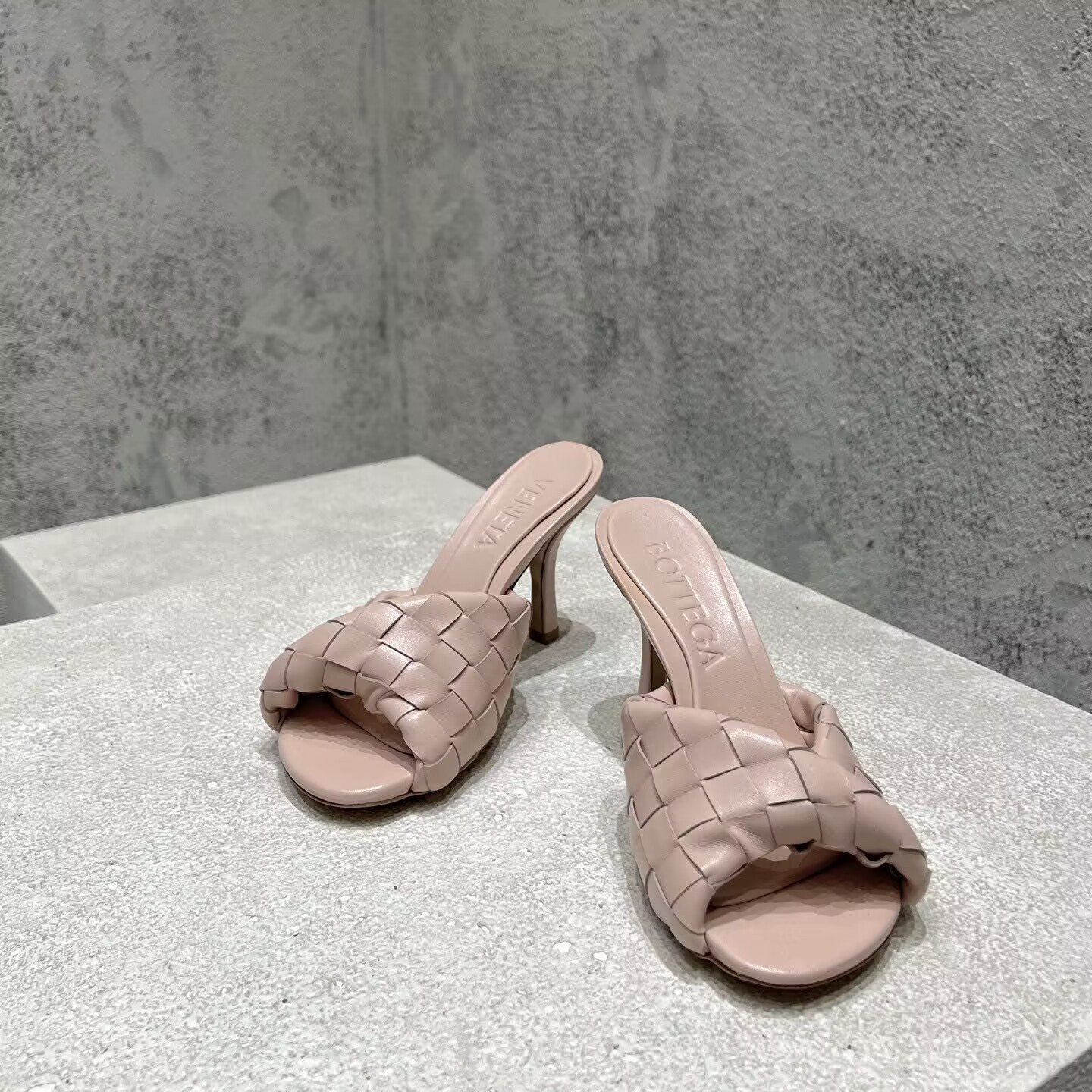 UA Bo*te*ga Ve*ne*ta Blink Slides