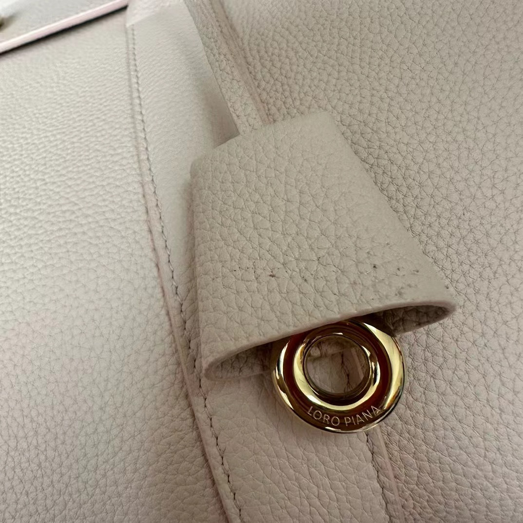 L**o p*ana Loom Bag L32 Grained Calfskin 33 x 23 x 18 cm