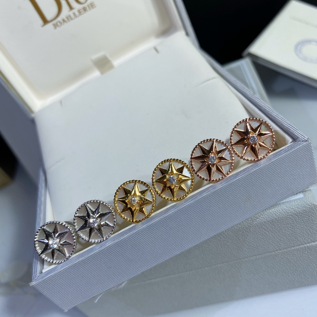 D*0r compass Stud Earrings