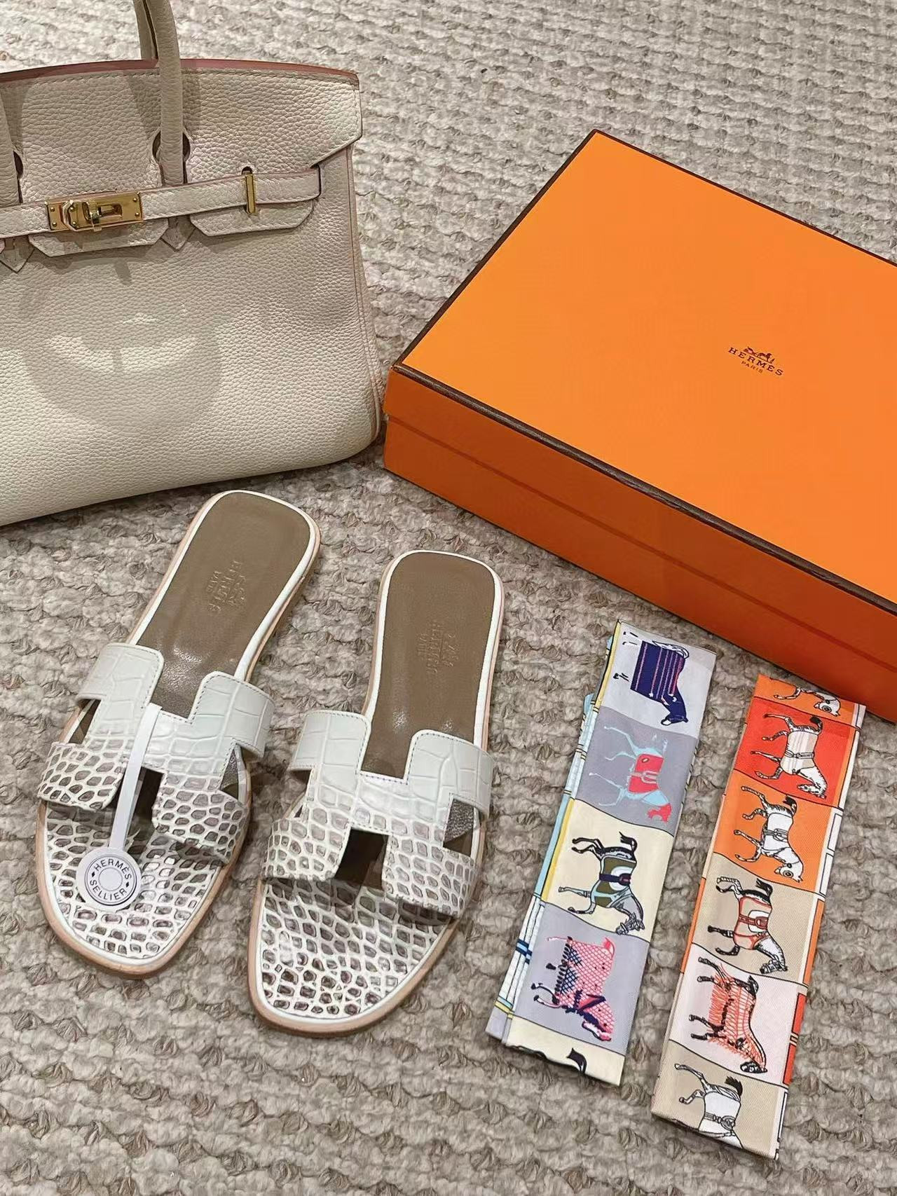 UA Hermès Oran sandal