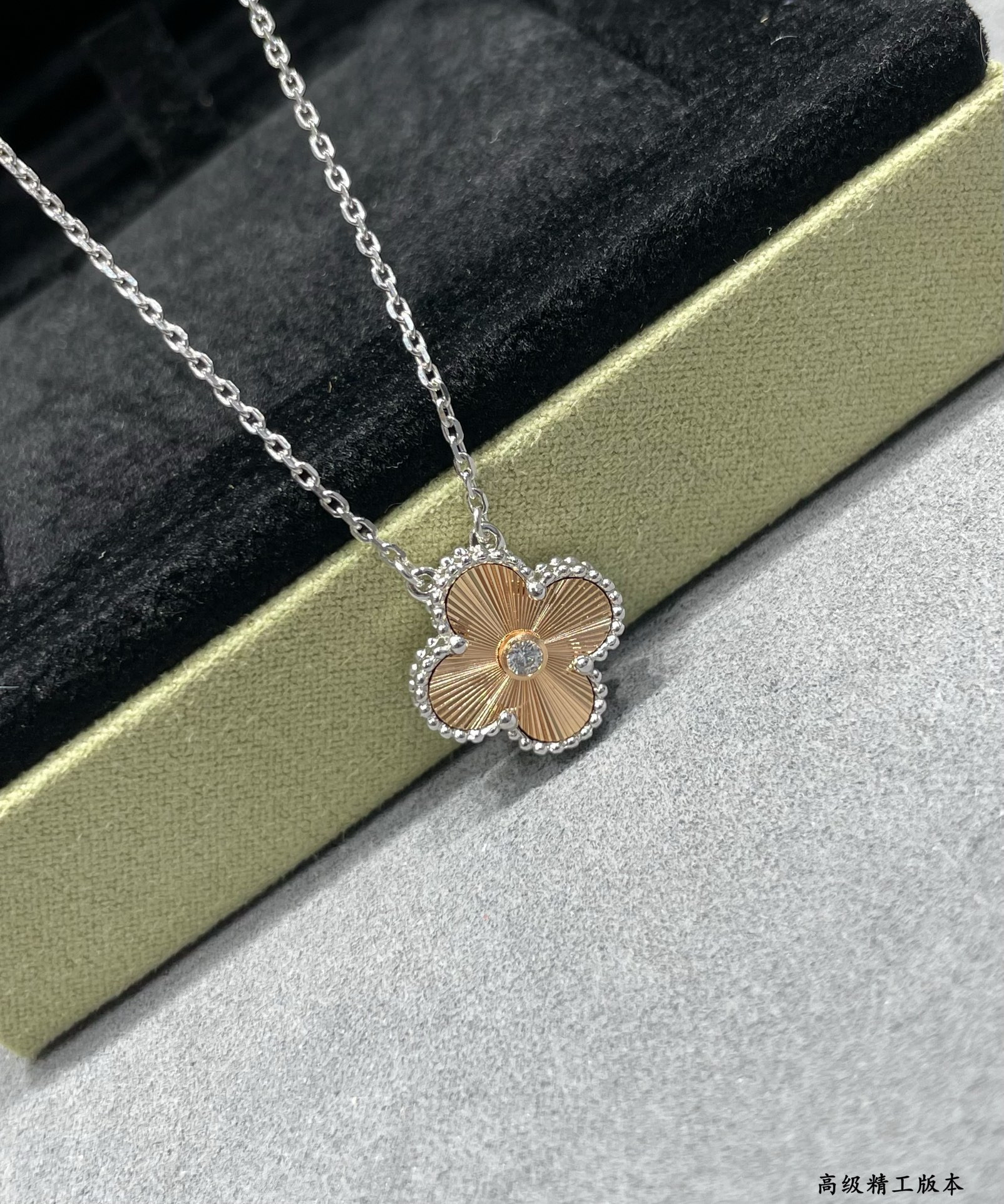 V*N CL*F & Arpels Medium Classic Four Leaf Clover Necklace Diameter approx 1.5cm,Chain length approx 40+5cm