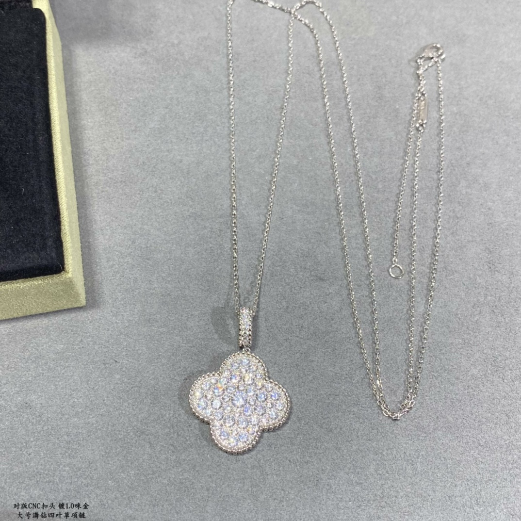 V*N CL*F & Arpels Large Four Leaf Clover Necklace Diameter approx 2.5cm,Chain length approx 80cm