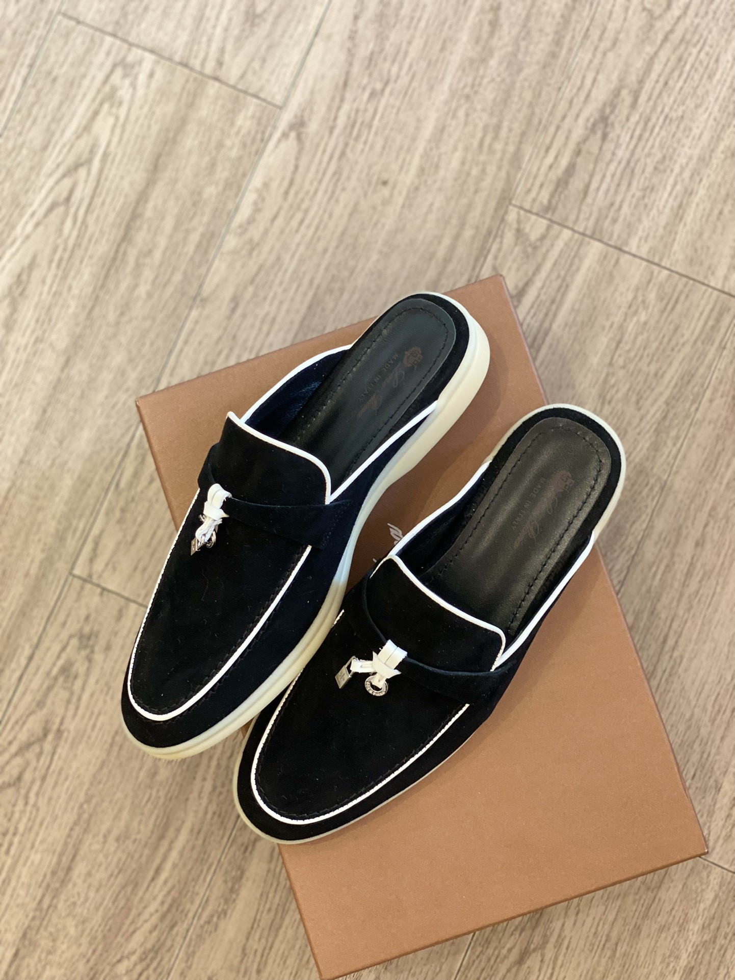 UA L**o p*ana Babouche Charms Walk Loafers