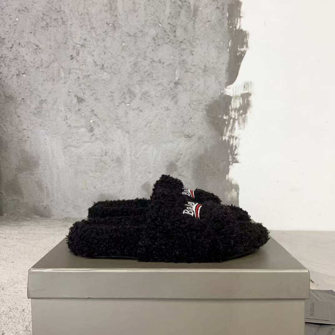 UA Ba*len*cia*ga SLIDE