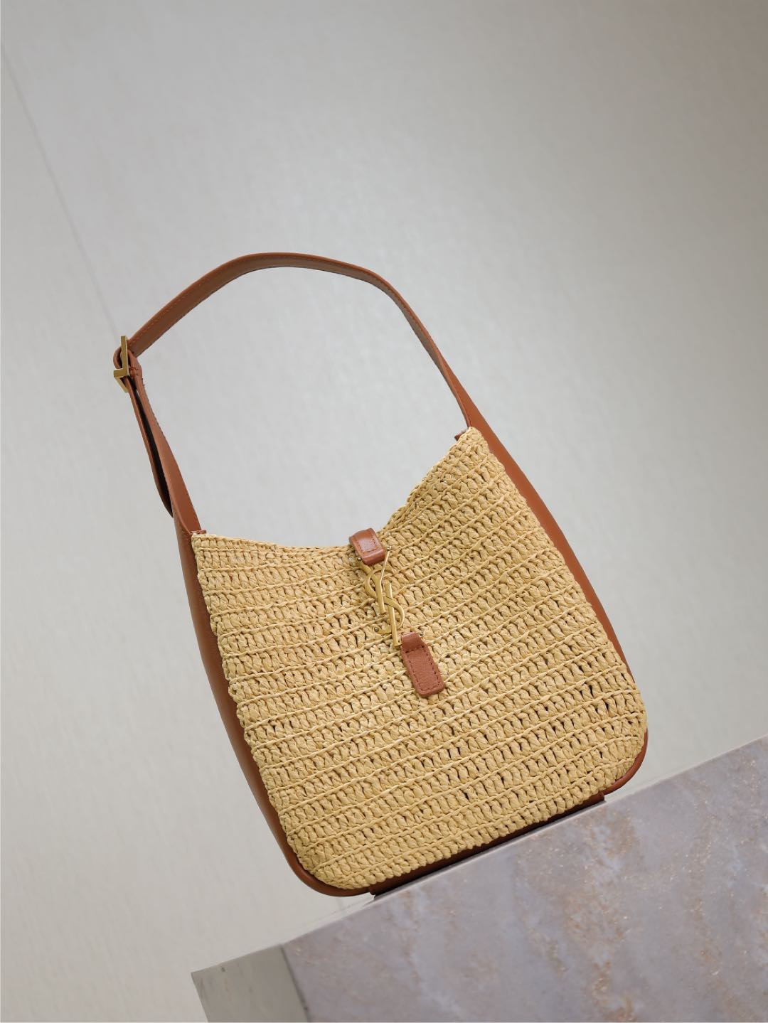 Y*L LE 5 À 7 S*pple Small in Raffia and leather 22 X 22 X 7-9 CM
