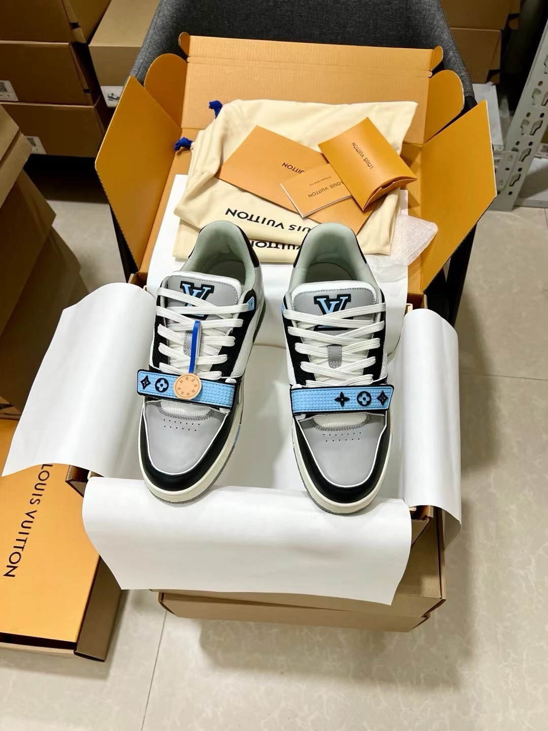 UA L0*is V*t0n LV Trainer Blue Grey Black