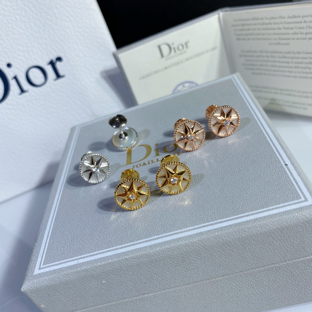 D*0r compass Stud Earrings