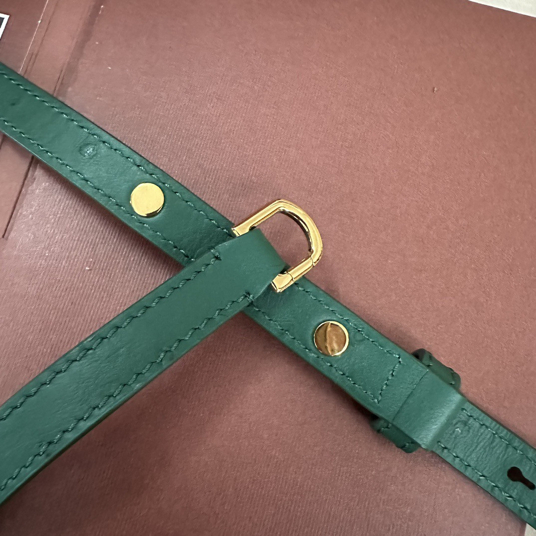 L**o p*ana Extra Pocket L19 Ostrich-grained Leather 11x19x6.5cm