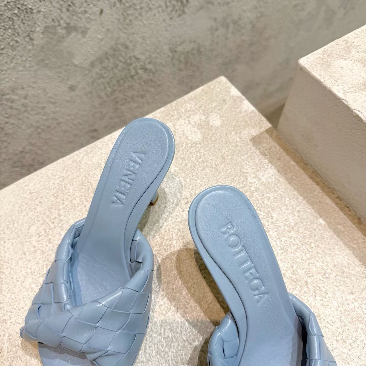 UA Bo*te*ga Ve*ne*ta Blink Slides