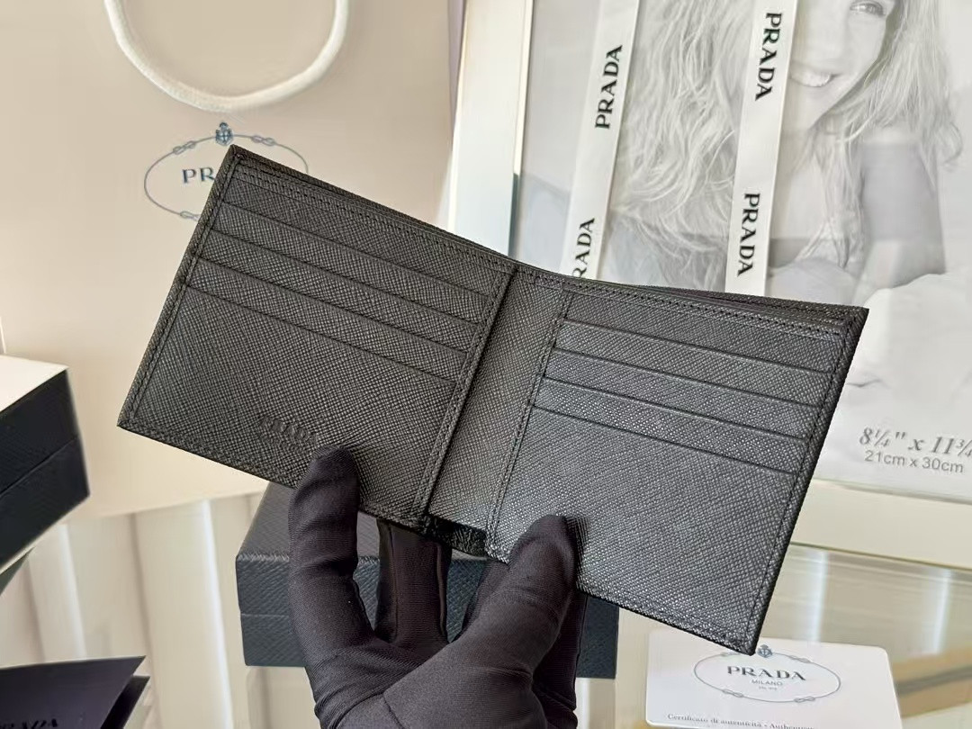 Pra*a Wallet Card Holder