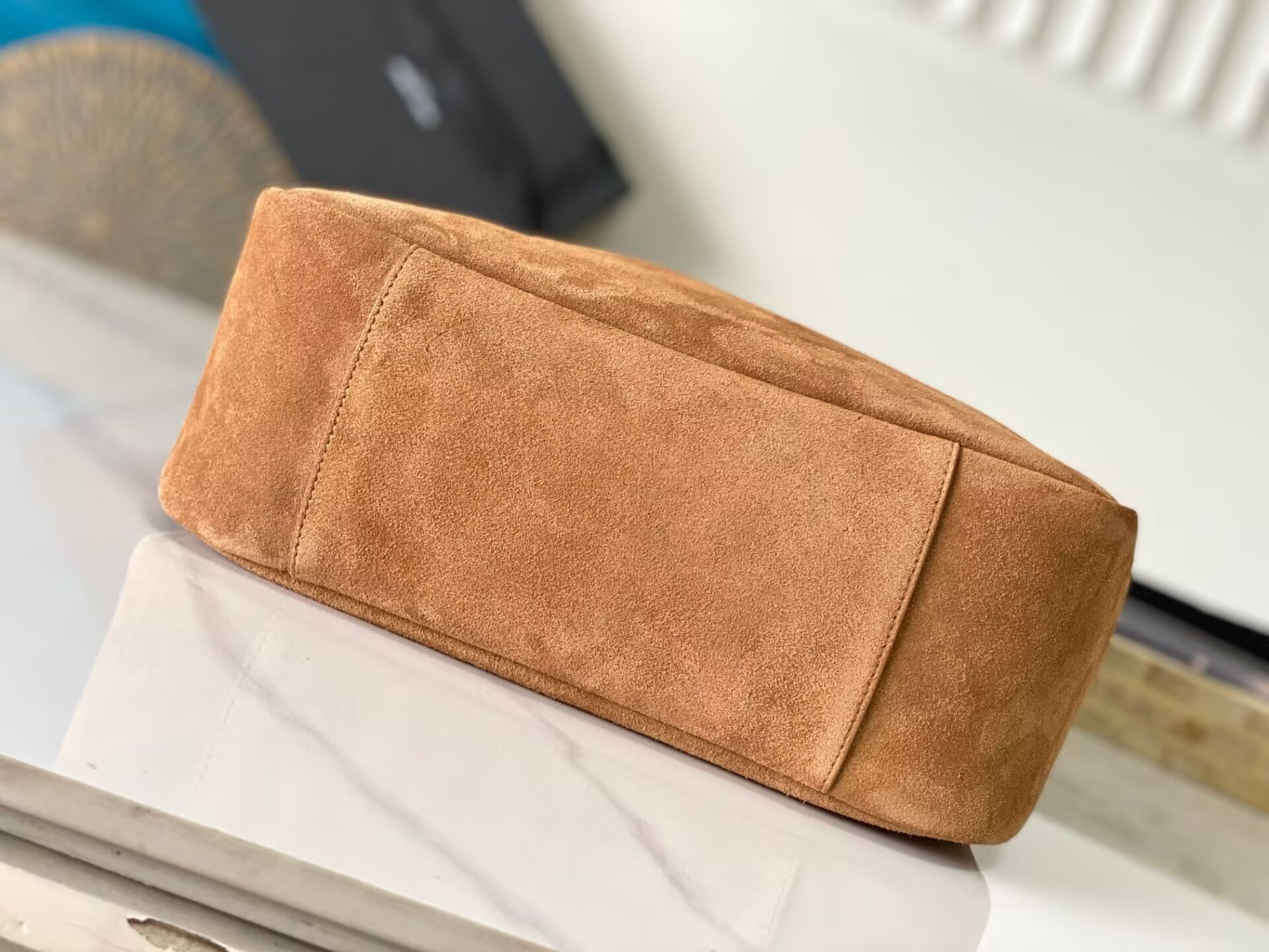 Y*L LE 5 À 7 S*pPLE LARGE IN SUEDE 30 X 31 X 13 CM