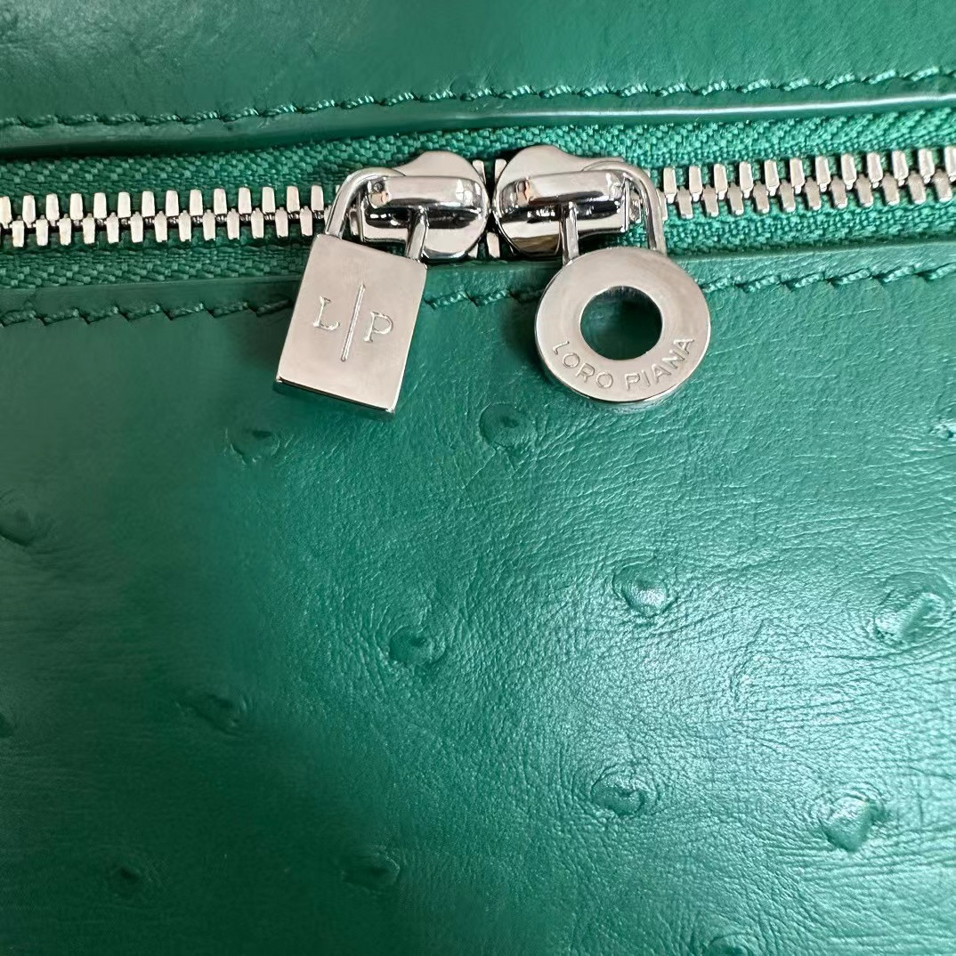 L**o p*ana Extra Pocket L19 Ostrich-grained Leather 11x19x6.5cm