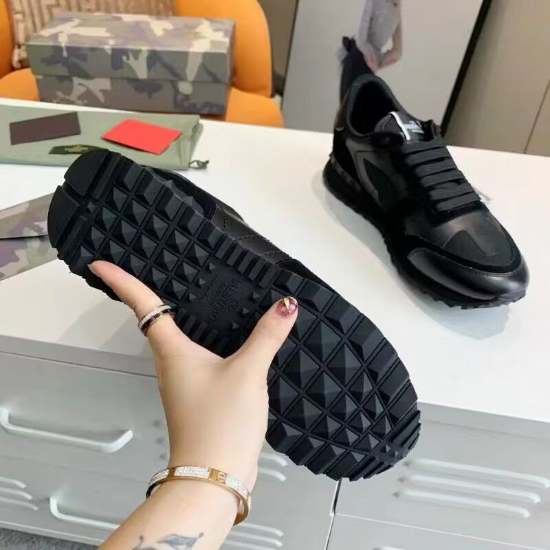 UA va*t*no Garavani Rockrunner