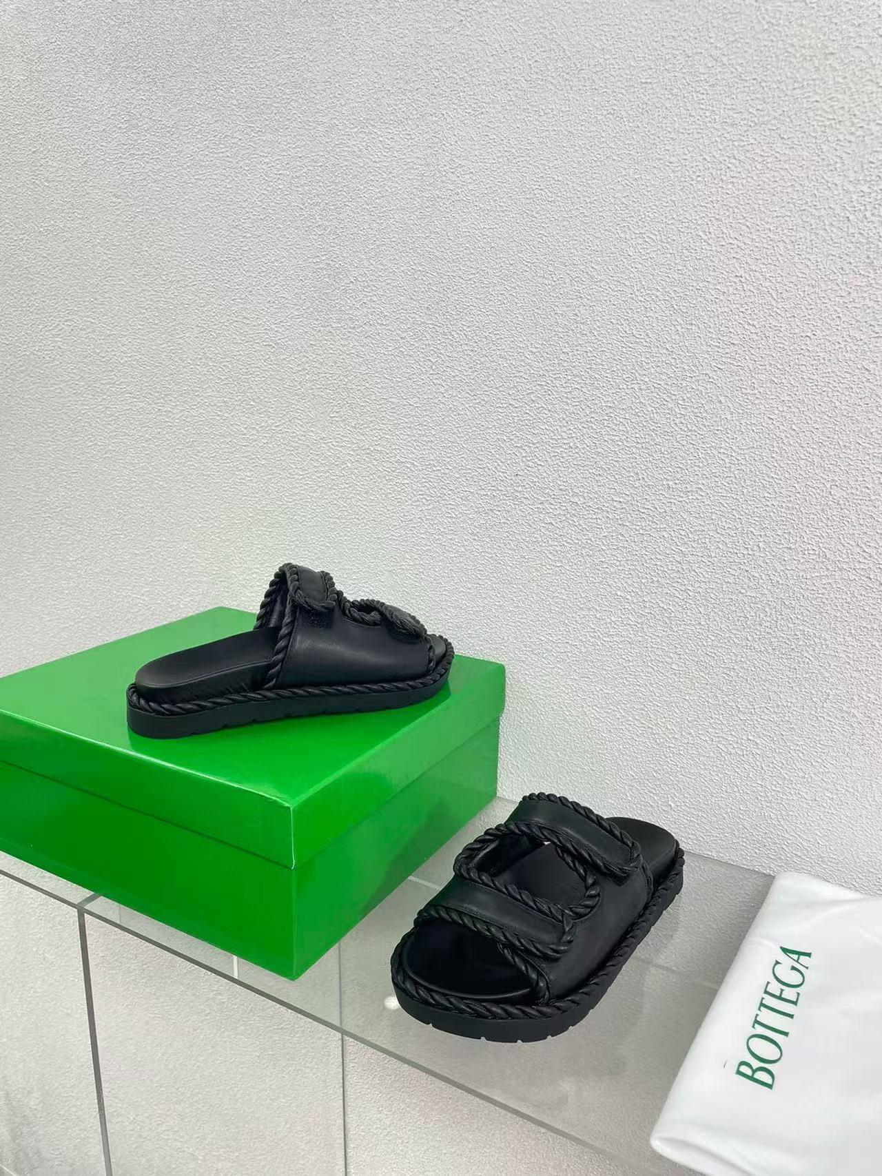 UA Bo*te*ga Ve*ne*ta Slide