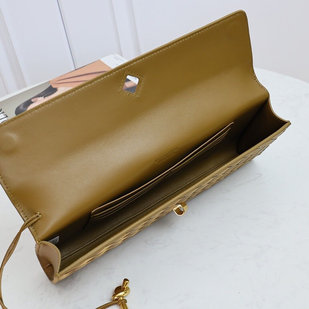 Bo*te*ga Ve*ne*ta Long Clutch Andiamo With Handle Fondant 31x13x3cm