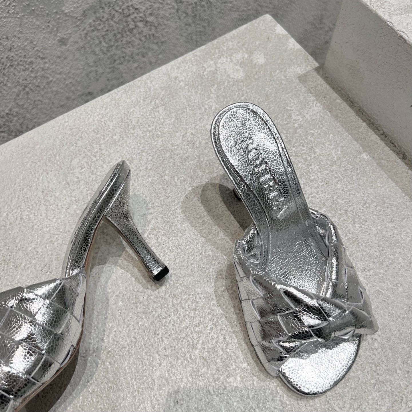 UA Bo*te*ga Ve*ne*ta Blink Slides