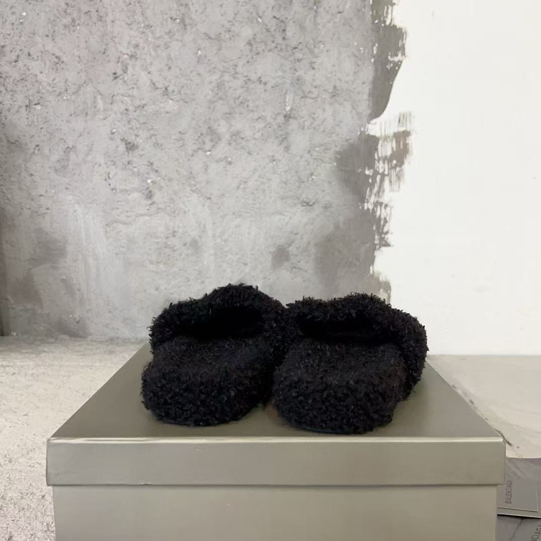 UA Ba*len*cia*ga SLIDE