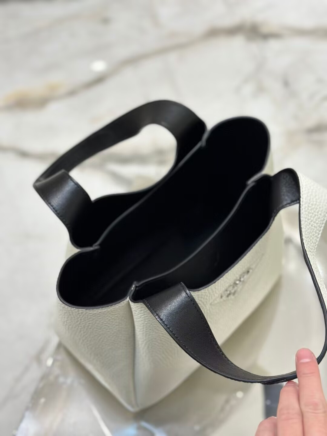 Pra*a Medium Leather Tote 25x21.5x14cm