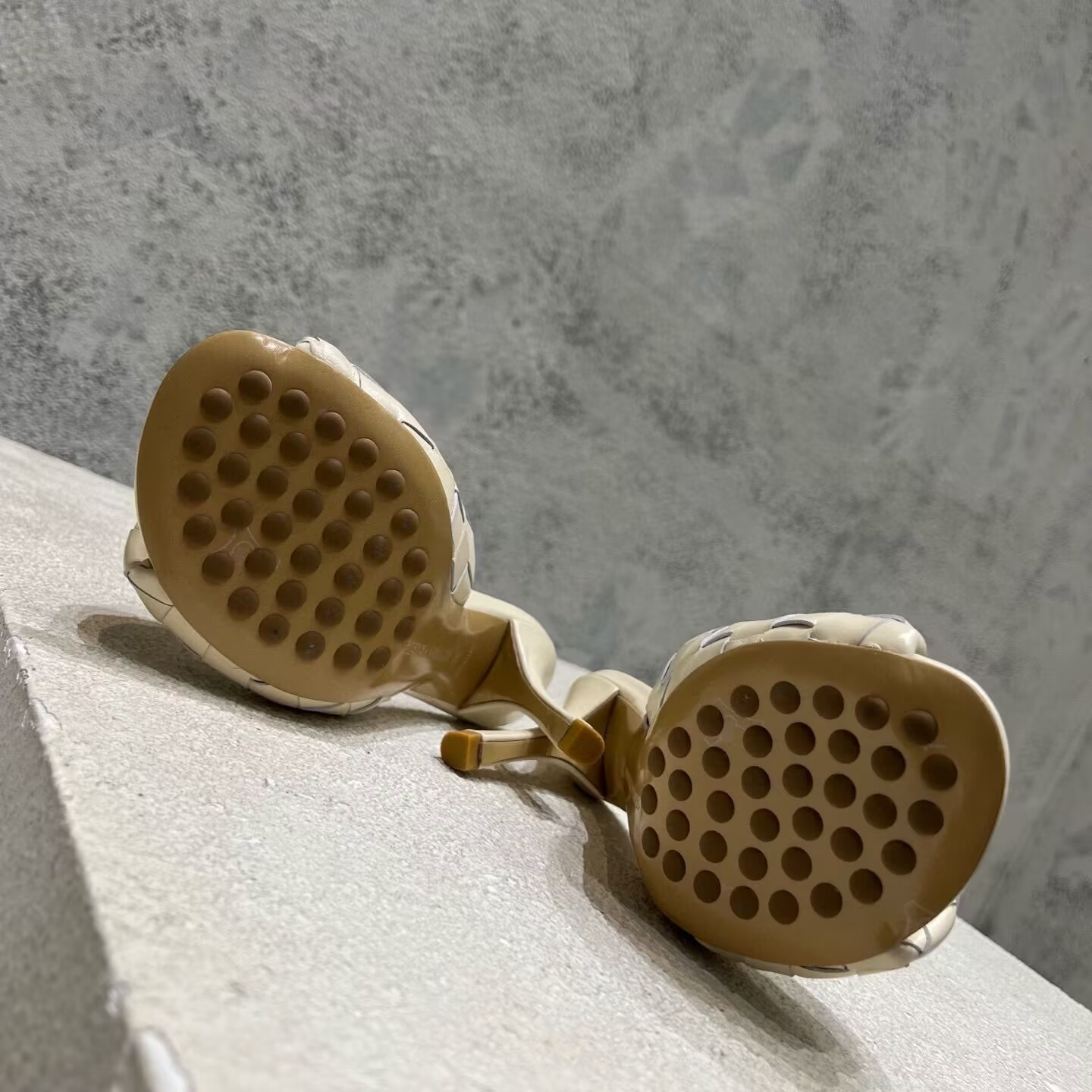 UA Bo*te*ga Ve*ne*ta Blink Slides