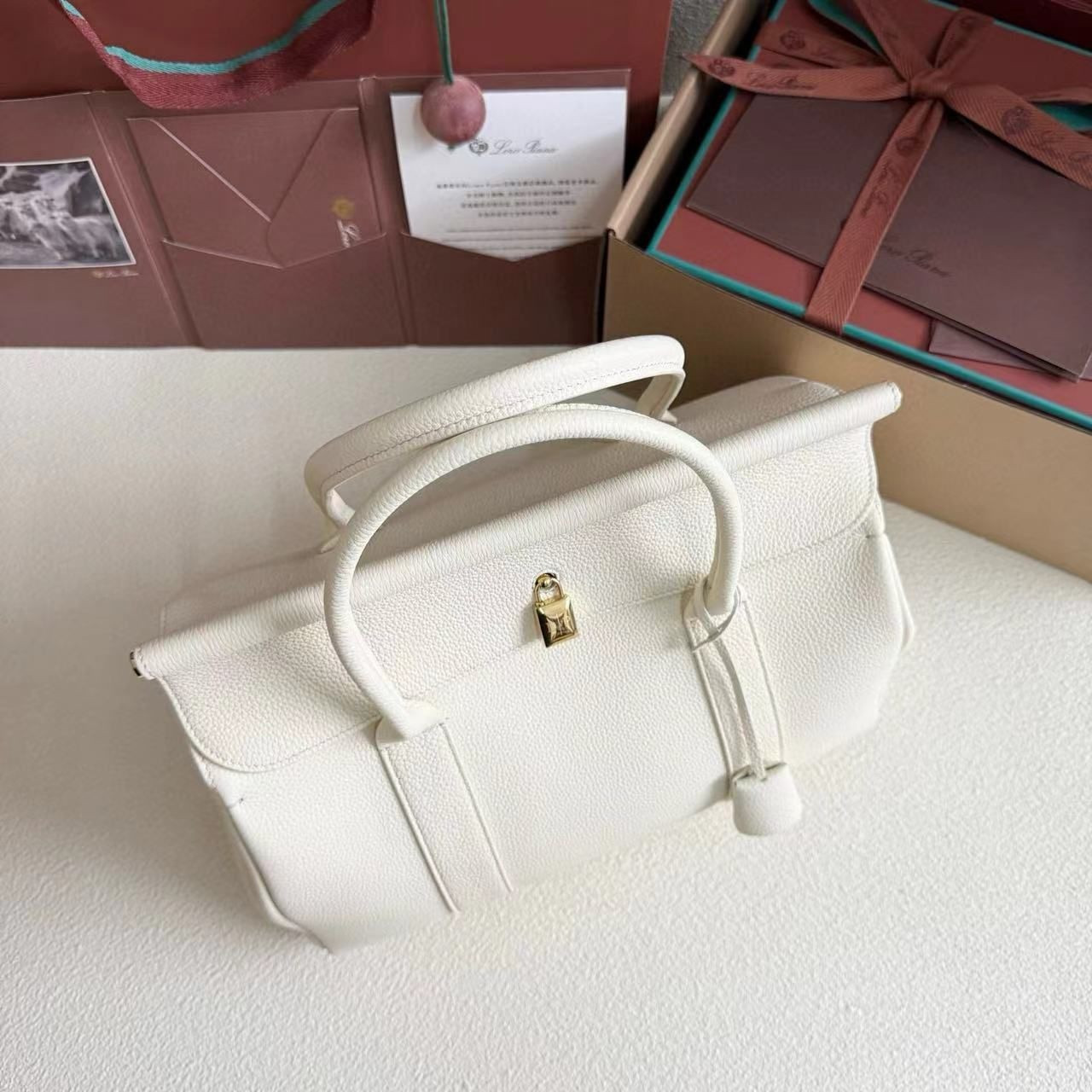 L**o p*ana Loom Bag L32 Grained Calfskin 33 x 23 x 18 cm