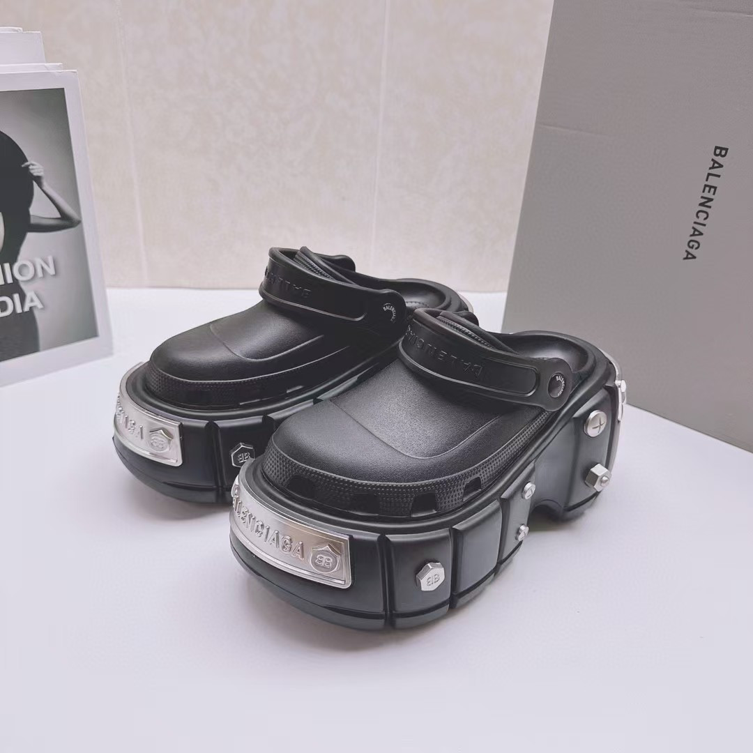 UA Ba*len*cia*ga Slide