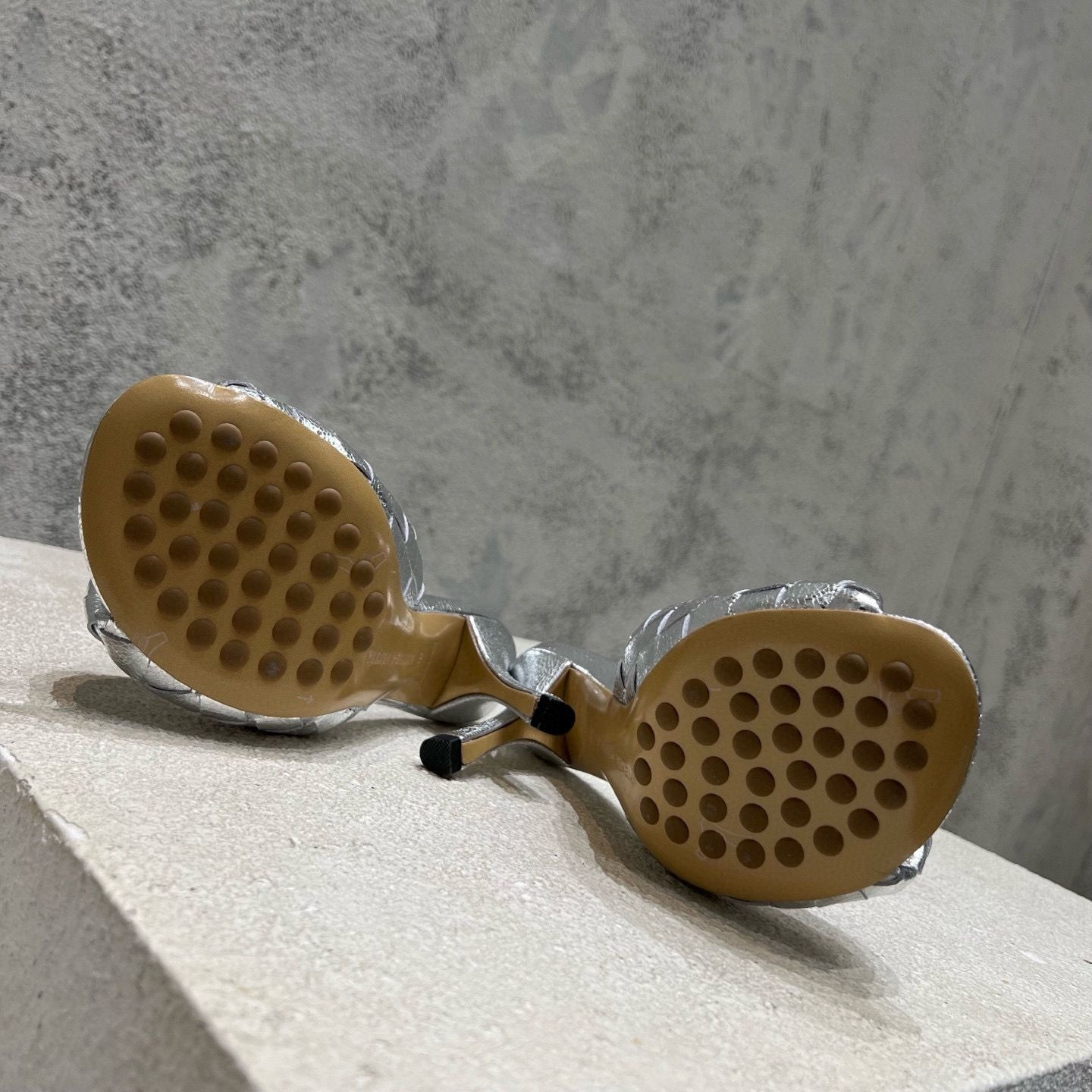 UA Bo*te*ga Ve*ne*ta Blink Slides