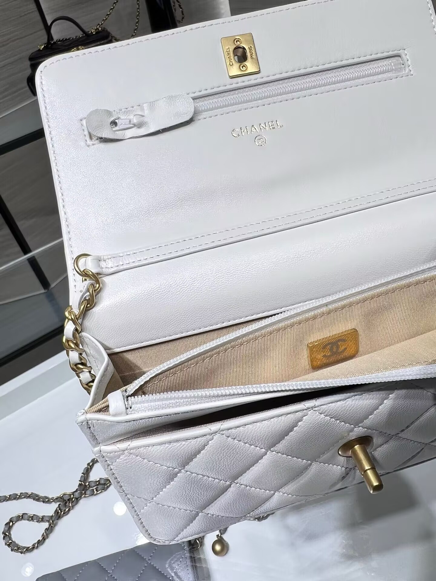 Ch*el CLASSIC WALLET ON CHAIN 4.8 × 7.5 × 1.4 in