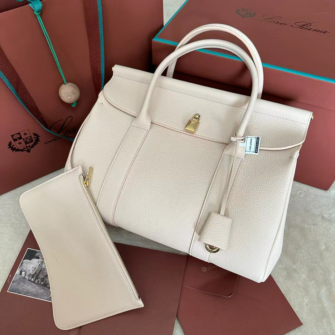 L**o p*ana Loom Bag L32 Grained Calfskin 33 x 23 x 18 cm