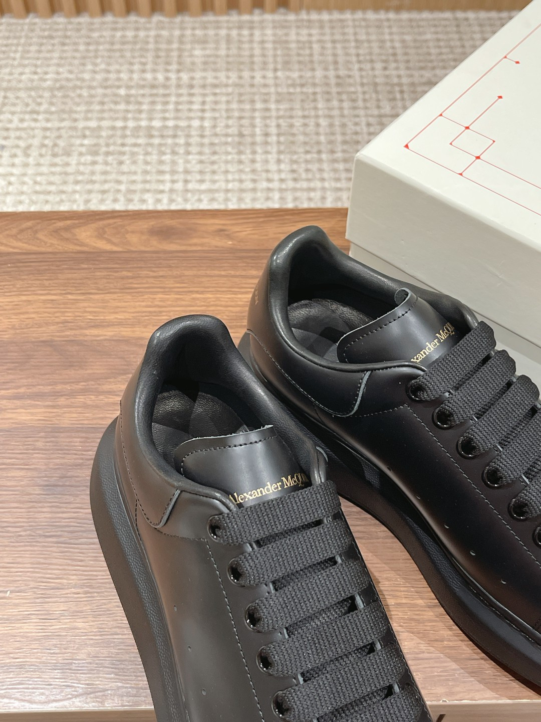 UA Ale*d*r M*Q*en Oversized