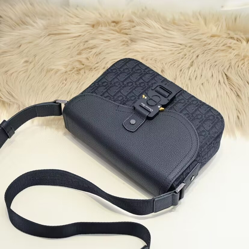 D*0r Saddle Messenger Bag with Flap 23 x18 x6cm