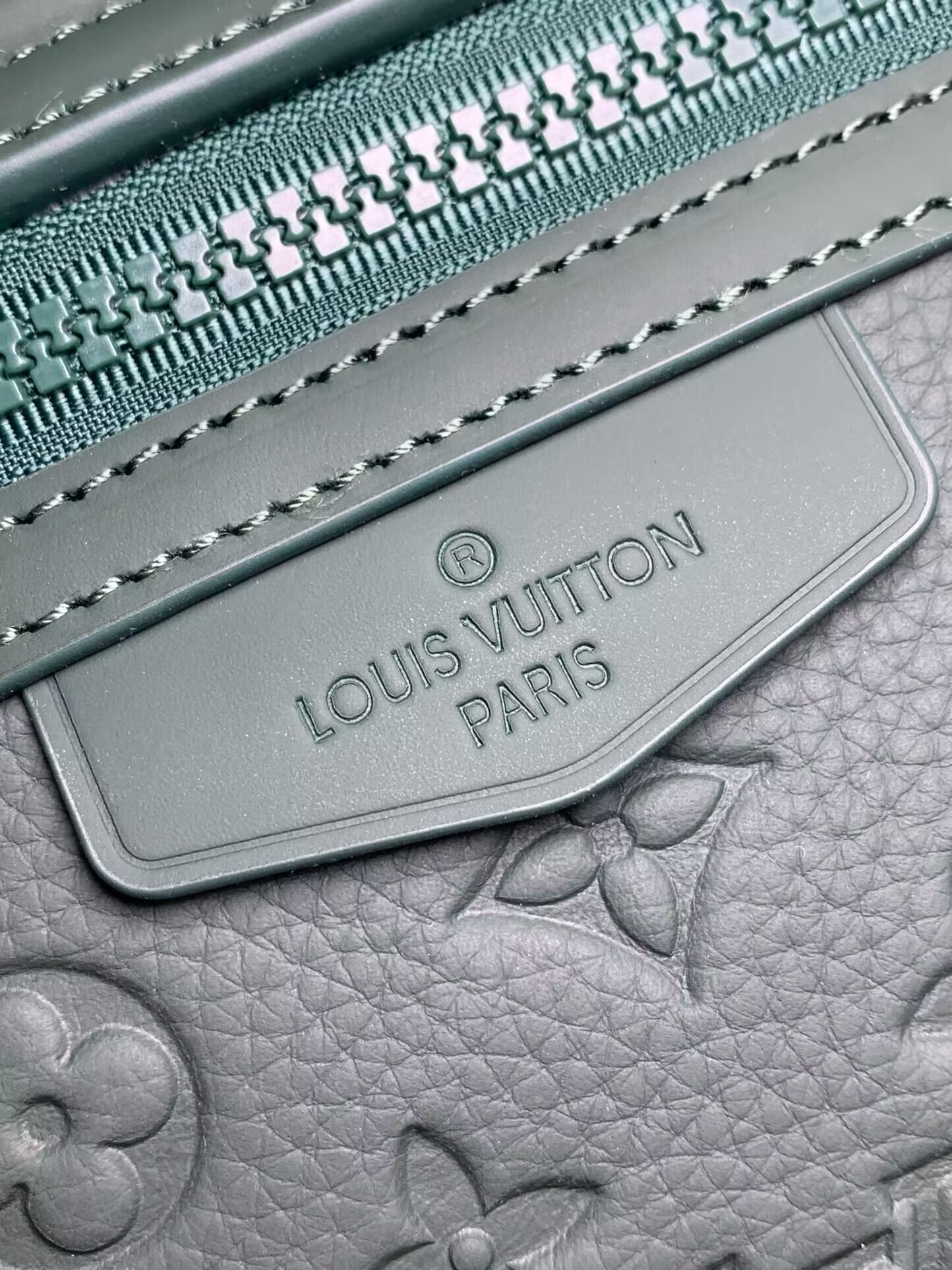 LV M24439 S-Cape Messenger